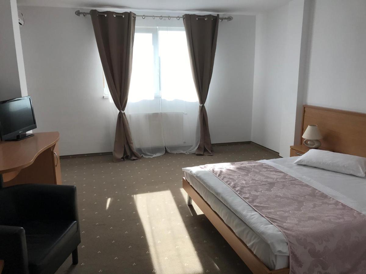 Hotel Vandia ティミショアラ エクステリア 写真