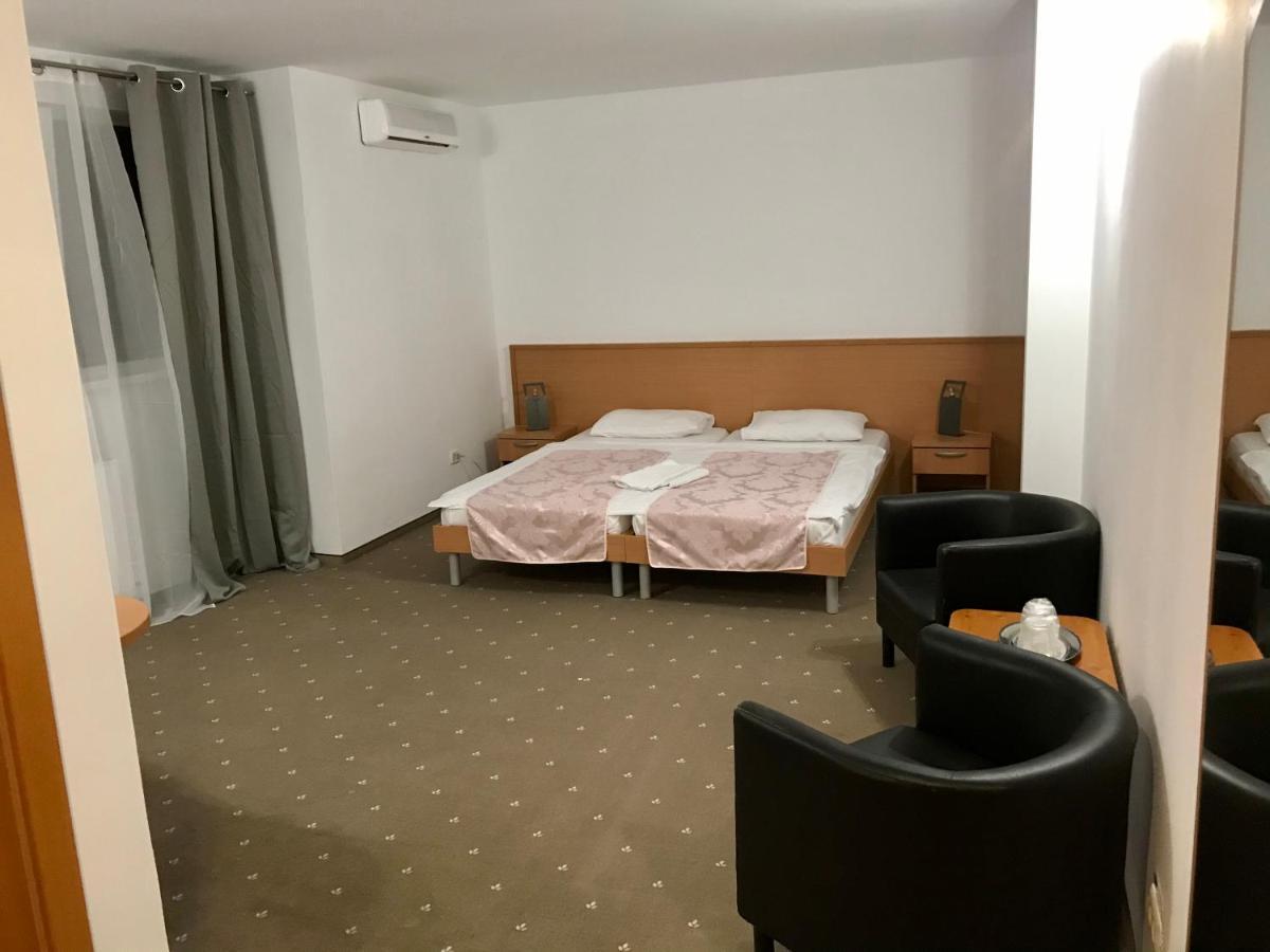 Hotel Vandia ティミショアラ エクステリア 写真